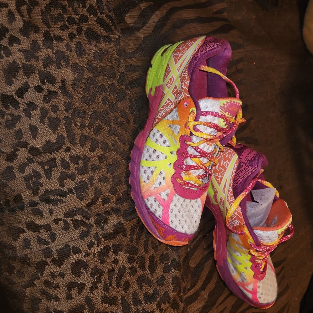 Women's size 7 and 1/2 gel Noosa Asics